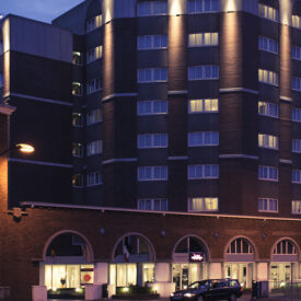 Außenansicht des Mercure Hotel Nijmegen Centre am Abend