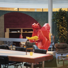 Sitzbereich in der Lobby des Motto by Hilton Rotterdam Blaak