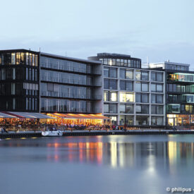 Kreativkai am Münsteraner Hafen mit beleuchteten Restaurants am Wasser