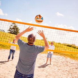 Gruppe spielt Beachvolleyball in Neuharlingersiel