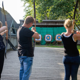Gruppe beim Bogenschießen auf dem Gelände des Club-Resorts Neuharlingersiel