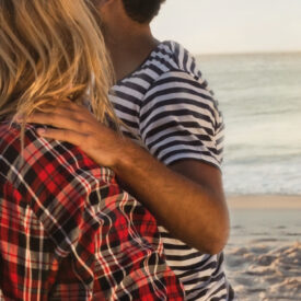Freunde tanzen gemeinsam am Strand von Neuharlingersiel