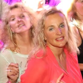 Ausgelassene Party mit tanzenden Gästen in Neuharlingersiel