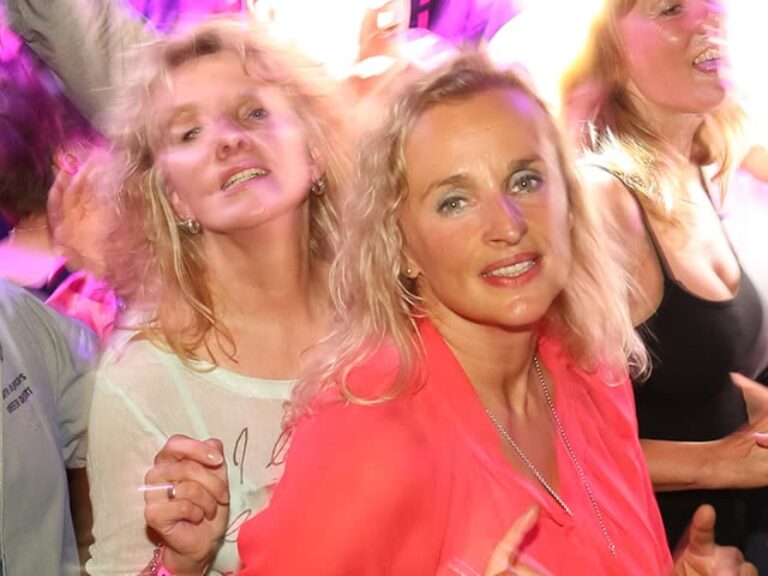 Ausgelassene Party mit tanzenden Gästen in Neuharlingersiel