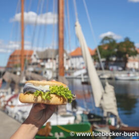 Fischbrötchen mit Blick auf den Hafen von Neustadt in Holstein