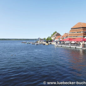 Blick über das Wasser auf Neustadt in Holstein an der Ostsee