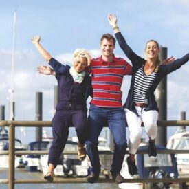 Freunde genießen gemeinsam die Ostsee an der Marina in Neustadt