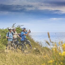 Gruppe bei einer Radtour entlang der Ostseeküste bei Neustadt
