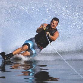 Wasserskifahrer bei einer Aktivität auf der Ostsee