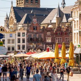 Belebter Marktplatz in der historischen Altstadt von Nijmegen