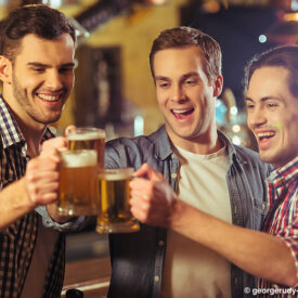 Freunde stoßen bei einer Bierprobe in Nijmegen mit Biergläsern an