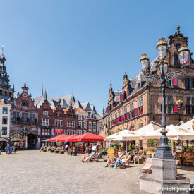 Grote Markt in Nijmegen mit historischen Fassaden und Straßencafés