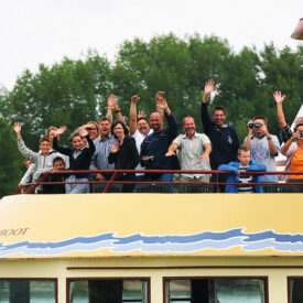 Reisegruppe an Deck des Pfannkuchenboots auf der Waal in Nijmegen