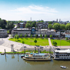 Blick über die Waal auf die Uferpromenade und Altstadt von Nijmegen