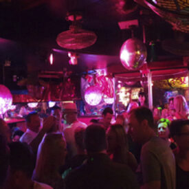 Gäste feiern in einer Disco auf Norderney