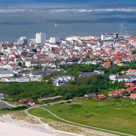 Luftaufnahme von Norderney mit Strand, Dünen und Inselort