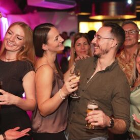 Feiernde Gäste stoßen bei einer Party auf Norderney an