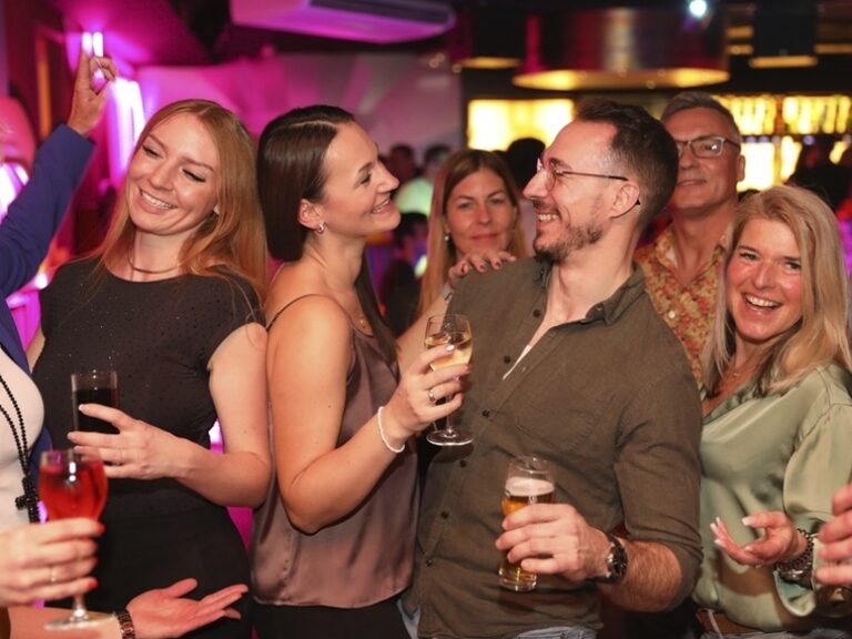 Feiernde Gäste stoßen bei einer Party auf Norderney an