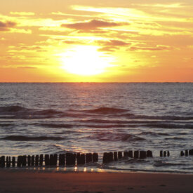Goldener Sonnenuntergang über der Nordsee vor Norderney