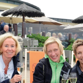 Freundinnen sitzen gemeinsam an einer Strandbar auf Norderney