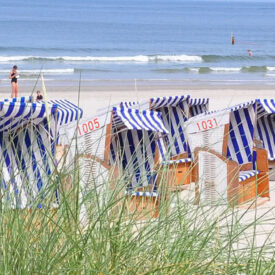 Strandkörbe zwischen Dünen und Nordsee auf Norderney
