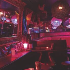 Rot beleuchtetes Tanzlokal mit Discokugeln auf Norderney