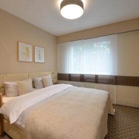 Doppelzimmer im Parkhotel Oberhausen mit Bett und Fernseher