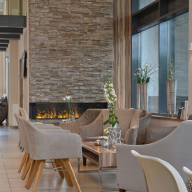 Sitzbereich in der Lobby des Parkhotels Oberhausen mit Kamin