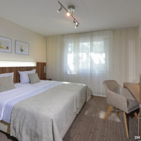 Hotelzimmer im Parkhotel Oberhausen mit Doppelbett und Schreibtisch