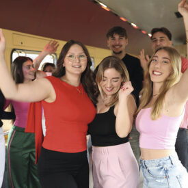 Feiernde Gäste im Partyzug auf dem Weg zum Karpaten Festival