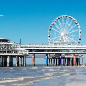 Pier von Scheveningen vor dem Strand und der Nordsee