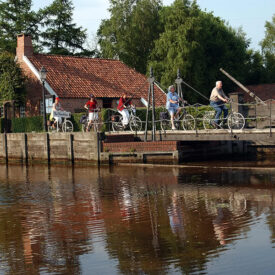Gruppe mit Fahrrädern an der Von-Velen-Anlage in Papenburg