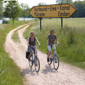Zwei Radfahrer auf einem Weg am Dortmund-Ems-Kanal