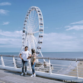 Gäste vor dem Riesenrad am Pier von Scheveningen
