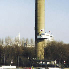 Euromast in Rotterdam mit einem vorbeifahrenden Schiff