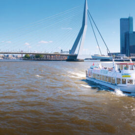 Ausflugsschiff auf der Nieuwe Maas vor der Erasmusbrücke