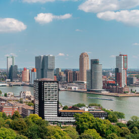 Blick über die Nieuwe Maas auf die Skyline von Rotterdam