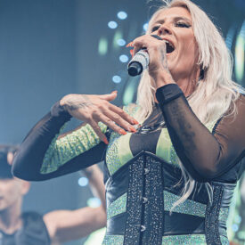 Sängerin bei einem Live-Auftritt auf dem Karpaten Festival
