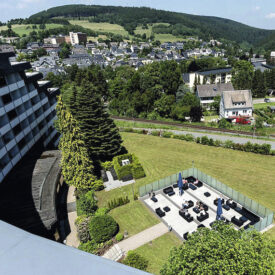 Blick vom Sauerland Stern Hotel über Willingen und die Berge