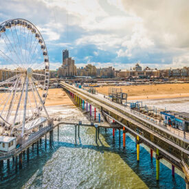 Blick auf den Pier und das Riesenrad am Strand von Scheveningen