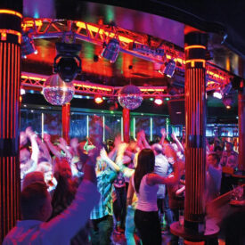 Beleuchtete Tanzfläche im Star Club des Sauerland Stern Hotels