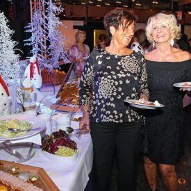 Gäste am festlich dekorierten Buffet beim Stern-Finale
