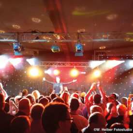 Gäste feiern vor der Bühne mit Liveband in Willingen