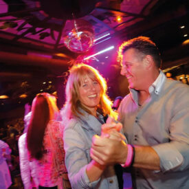 Tanzendes Paar auf der Party beim Stern-Finale in Willingen