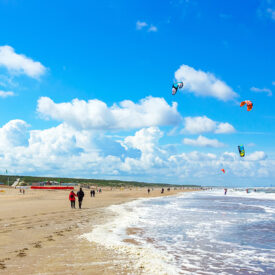 Weiter Sandstrand von Egmond aan Zee bei Sonnenschein