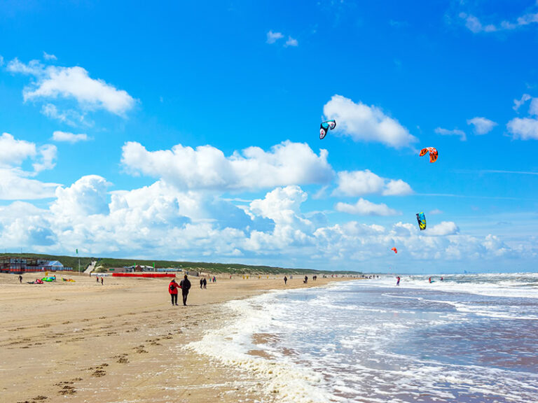 Weiter Sandstrand von Egmond aan Zee bei Sonnenschein
