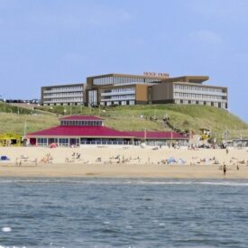 Strandhotel Het Hoge Duin auf der Düne oberhalb des Strandes