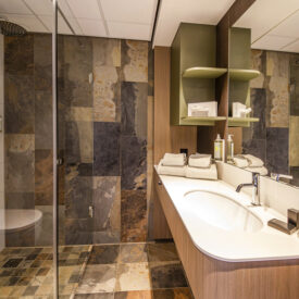 Badezimmer mit Dusche im Strandhotel Het Hoge Duin