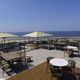 Terrasse des Strandhotels Het Hoge Duin mit Blick auf die Nordsee