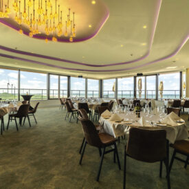 Restaurant mit großen Panoramafenstern im Strandhotel Het Hoge Duin